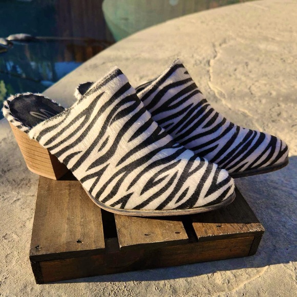 NWOT Seven for All Mankind “Dandy” Zebra Calf Mules, Size 9 1/2 - Picture 1 of 10